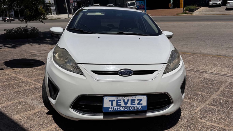 FORD FIESTA KINETIC DESIGN TITANIUM TEVEZ Automotores